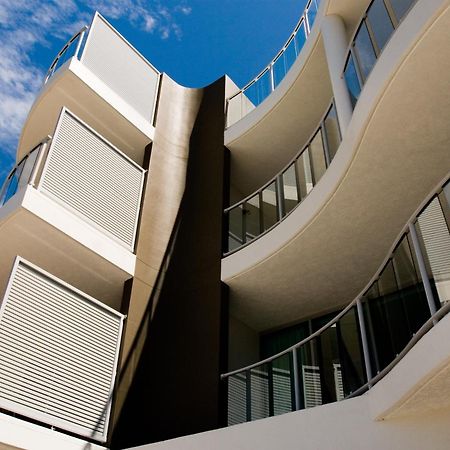 At Marina Shores Airlie Beach Eksteriør billede The exterior of the building